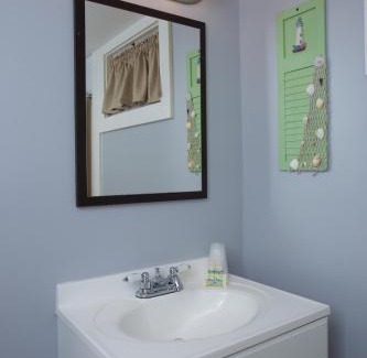 Wells Hotel | Drake's Island Resort & Cottages