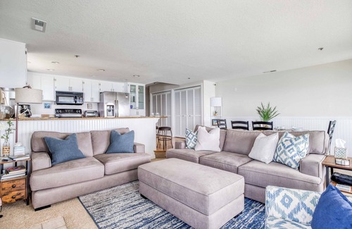 Logsden Condo | Dramatic Clifftop Depoe Bay Oceanfront Condo has Whales, Birds, and a King Suite