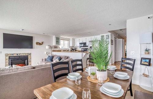 Logsden Condo | Dramatic Clifftop Depoe Bay Oceanfront Condo has Whales, Birds, and a King Suite