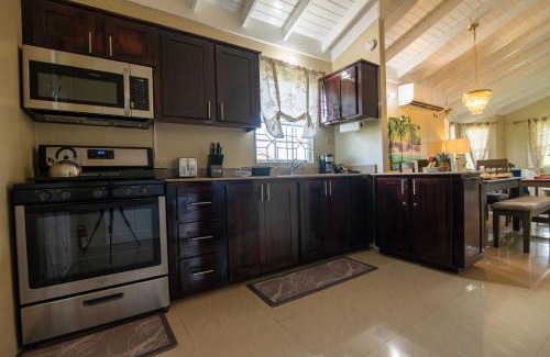 Mammee Bay Apartment | Drax Hall-Near Ocho Rios-King Bed-Pool-BBQ Grill-Gated Complex-Free Parking-Free Wifi 100Mbps