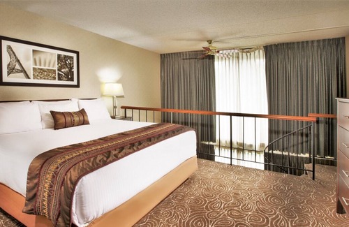 Wilburton House | Dream Bellevue Vacation! 2 Convenient Units, Free Parking, Pool, Pets Allowed