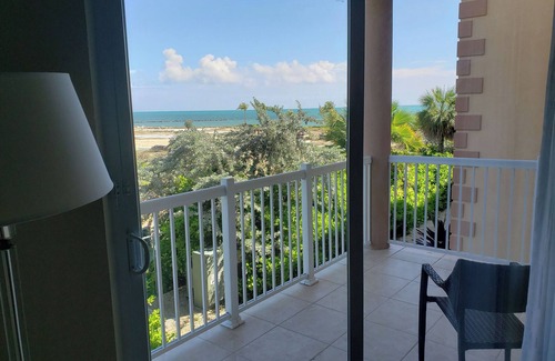 Crystal Harbour Apartment | Dream Getaway! Outdoor Pool and FREE Parking, Short Drive to Dolphin Discovery!