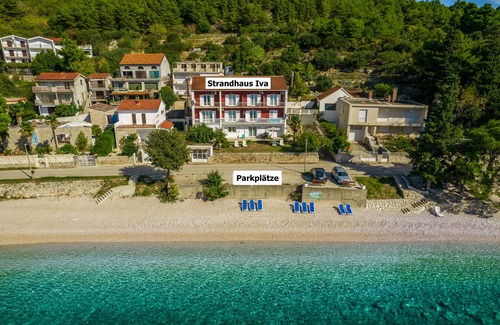 Gradac Apartment | DREAM LOCATION! Only 20 m to the beach. Apartment with air conditioning, WLAN, garden, parking lot