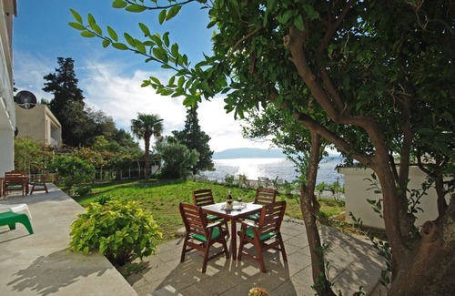 Gradac Apartment | DREAM LOCATION! Only 20 m to the beach. Apartment with air conditioning, WLAN, garden, parking lot