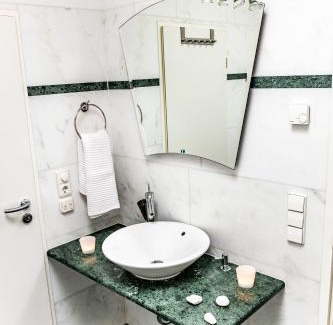 Weil am Rhein Apartment | Dreamapartment La Vigna "Stone" Suite mit eigenem Indoorpool & Sauna & Grillhütte - Weil am Rhein