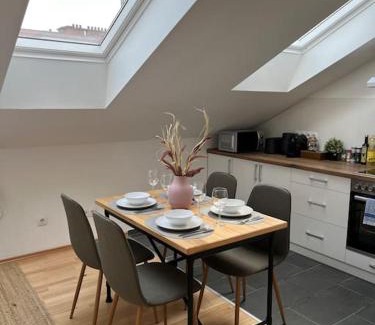 Rudolfsheim-Funfhaus Apartment | Dreamy & Cozy Apartment with Air Condition