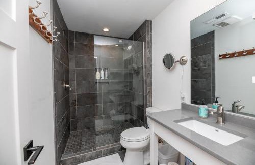 Charleston Historic District House | Dreamy Downtown Condo, Near Meeting St & Broad St