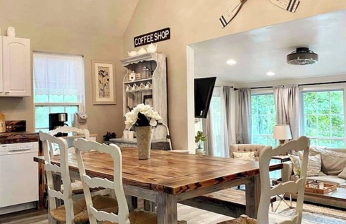 Sylacauga Cottage | Dreamy Lakefront Cottage on Lay Lake