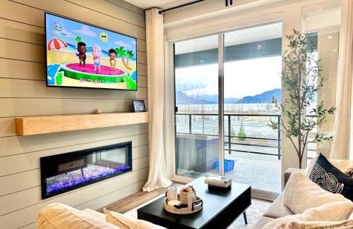 Harrison Hot Springs Apartment | Dreamy Panoramic Lakeview 1 Bedroom plus Den