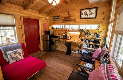 Copperhill Apartment | Dreamy Treehouse Getaway ~Dog Friendly~Disc Golf