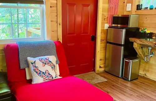 Copperhill Apartment | Dreamy Treehouse Getaway ~Dog Friendly~Disc Golf