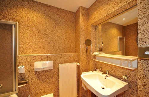Spittal an der Drau House | Dreibettzimmer mit Dusche Oder Bad/wc - Hotel Ertl