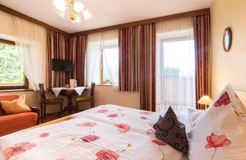 Seeboden Other | Dreibettzimmer Goldmarie mit Dusche und WC - Landhaus Pension Holle