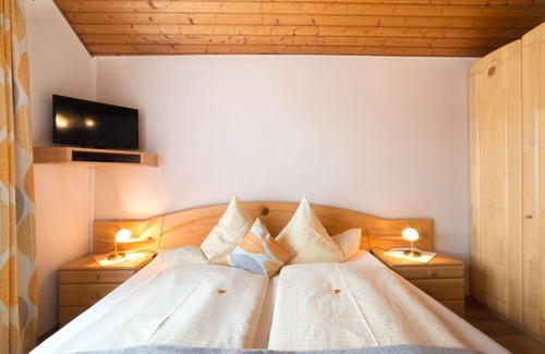 Seeboden Other | Dreibettzimmer Goldmarie mit Dusche und WC - Landhaus Pension Holle