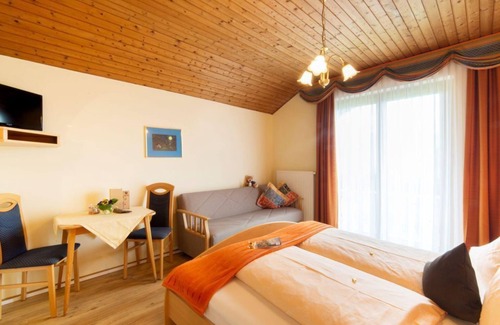 Seeboden Other | Dreibettzimmer Rotkäppchen mit Dusche und WC - Landhaus Pension Holle