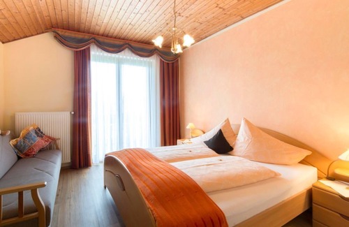 Seeboden Other | Dreibettzimmer Rotkäppchen mit Dusche und WC - Landhaus Pension Holle