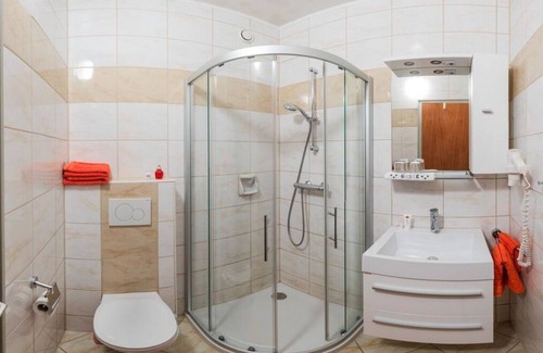 Seeboden Other | Dreibettzimmer Rotkäppchen mit Dusche und WC - Landhaus Pension Holle