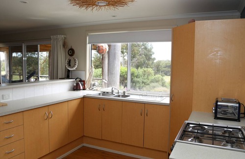 Warrenben House | Driftaway -WIFI, NETFLIX, pet friendly, Comfort + Undercover deck with hammock