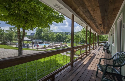 Branson Cabin | Driftwater Resort Cabin #10 with Lake Taneycomo Access & Pool!