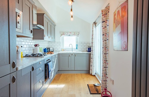 Sandgate Cottage | Driftwood Cottage by Bloom Stays - family friendly cottage with sea views