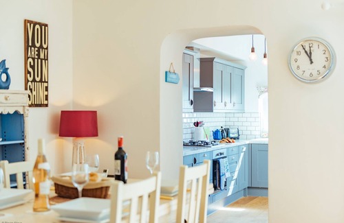 Sandgate Cottage | Driftwood Cottage by Bloom Stays - family friendly cottage with sea views