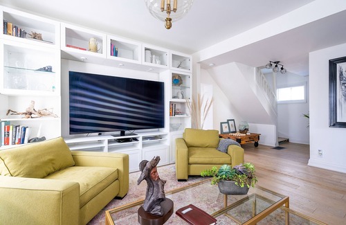 Collingwood House | Driftwood on 6th in Historic Downtown Collingwood/Pet Friendly