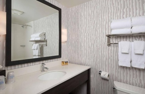 Newport Hotel | Drive Away from Oregon Coast Aquarium | Beachfront Access & Pet-Friendly