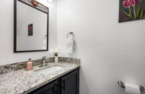 Downtown Apartment | DT/2 Spacious 3BR Suites/FreeParking/SelfCheckin