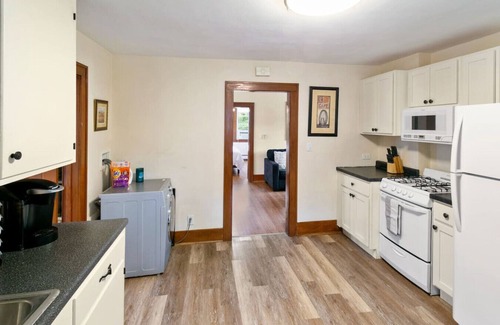 Libertyville Apartment | DT Libertyville Apt near Naval Base w/50" TV!