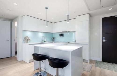 East Village Apartment | DT Skyline Views | UG Parking | Mins to Saddledome