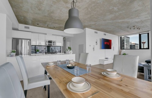 Connaught Apartment | DT Sub Penthouse w/City Tower Views 2 Balconies