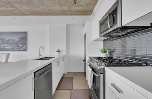 Connaught Apartment | DT Sub Penthouse w/City Tower Views 2 Balconies