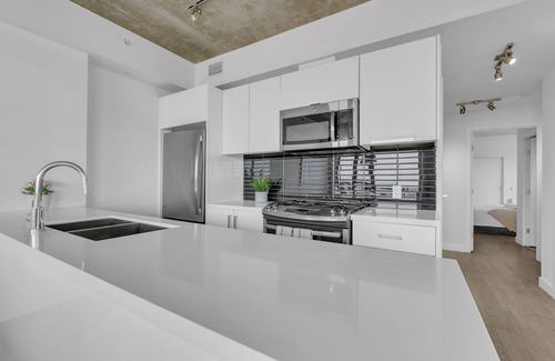 Connaught Apartment | DT Sub Penthouse w/City Tower Views 2 Balconies