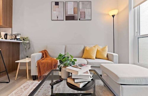 St. Anthony West Apartment | DT, UMN, Lux 2BD Gym, Rooftop, Free Street Parking