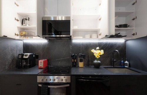 Downtown Apartment | DTWN I Near Yale I King Beds I Free Parking I Gym I Free Coffee I Pets Welcome!