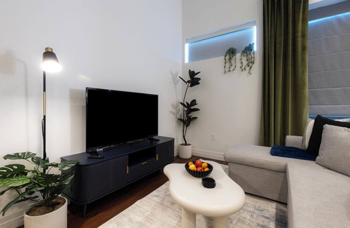 Downtown Apartment | DTWN I Near Yale I King Beds I Free Parking I Gym I Free Coffee I Pets Welcome!