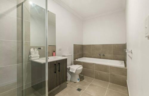 Browns Plains House | Dual key 5BR Family home with stunning interior