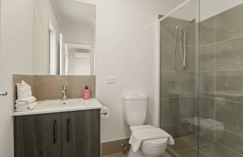 Browns Plains House | Dual key 5BR Family home with stunning interior