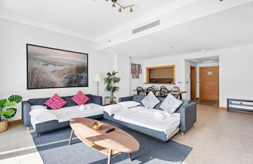 Palm Jumeirah Apartment | Dubai Stay with Pool, Gym, Beach Access Near Dining and Shops Too