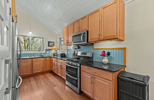 Highlands House | Duck's Nest - 3 BR Modern Retreat by the creek