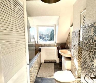 Mittelmeiderich Apartment | Duisburg FeelHome, Flughafen nah,2-Schlafzimmer, Badewanne, Zentral, WiFi, Top Floor