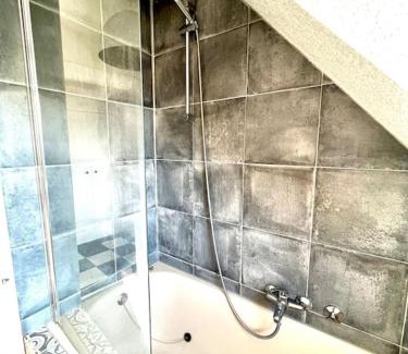 Mittelmeiderich Apartment | Duisburg FeelHome, Flughafen nah,2-Schlafzimmer, Badewanne, Zentral, WiFi, Top Floor