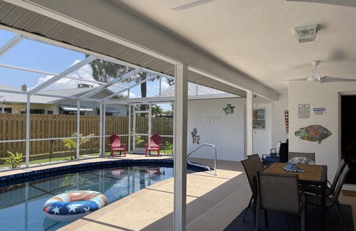 Palma Sola House | Duke & Sugars 🍍 Family Friendly ☀️ Retro Florida Vibes ,3 br ,2 bath, pool home .