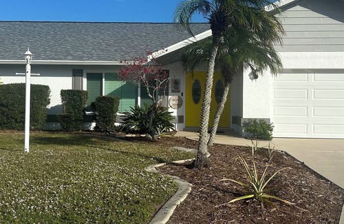 Palma Sola House | Duke & Sugars 🍍 Family Friendly ☀️ Retro Florida Vibes ,3 br ,2 bath, pool home .