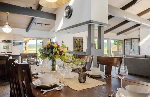 Dundee House | Dundee Landing: A Luxurious One Level Chateau in Wine Country