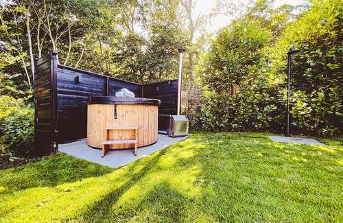 Ouddorp Villa | Dune villa in Ouddorp at the sea for 8 pers. with hottub and trampoline.