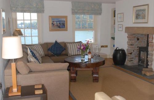 Dittisham House | Dunedin - Waterside location, private garden and buckets of charm