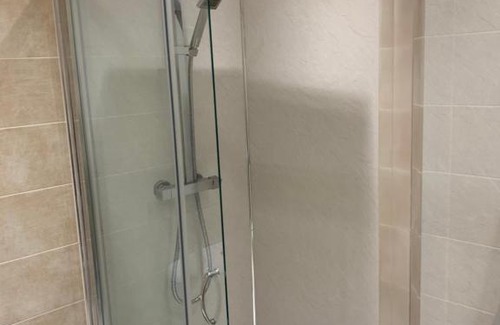 Dunfermline Apartment | Dunfermline GF flat, 5 min walk to Train St. and High St.