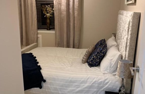 Dunfermline Apartment | Dunfermline GF flat, 5 min walk to Train St. and High St.