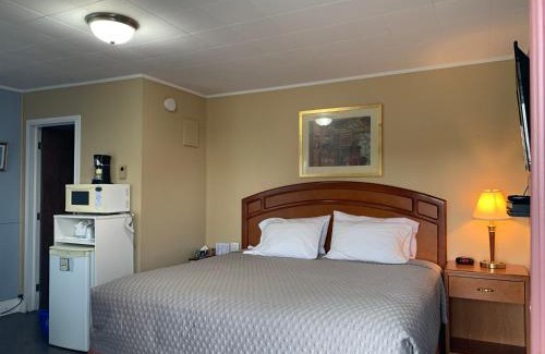 Ashfield-Colborne-Wawanosh Hotel | Dunlop Motel